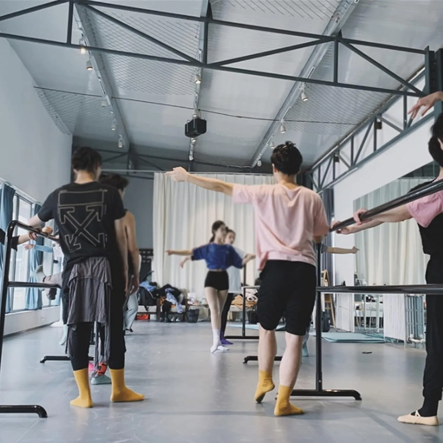 Ballet Barre,Freestanding Portable Ballet Bar, Stretch Pole Mobile Ballet Equipment with Non-Slip Feetm Ance Stretching Ballet Training for Gym Studio (A 150CM)