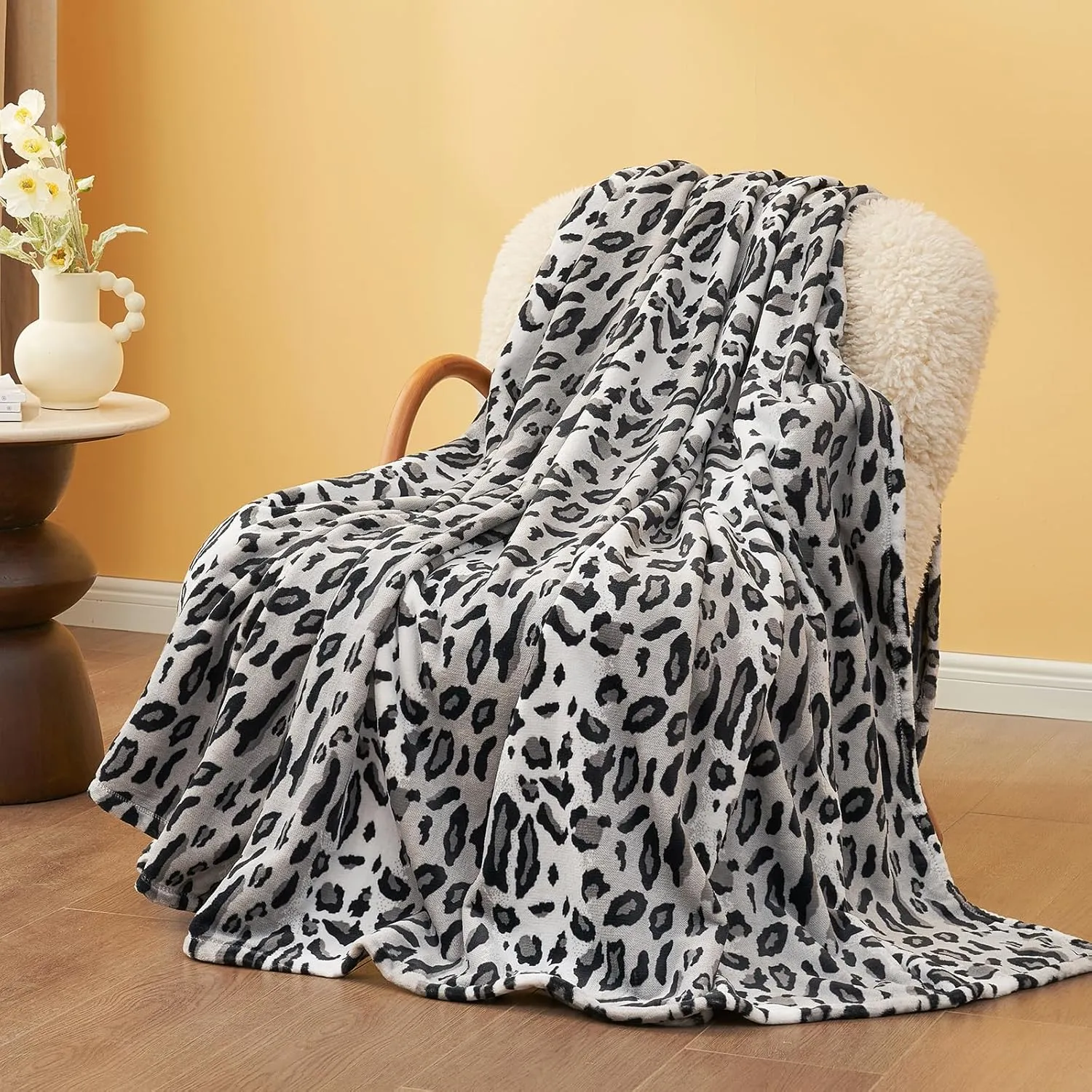 Cozy Bliss Leopard Print Throw Blanket MilkyPlush™ Fleece 330GSM Thick Blankets Western Room Decor Super Soft Warm for Adults Kids Girl Gifts Bedroom Couch Sofa Travel Silvery 50"x60"