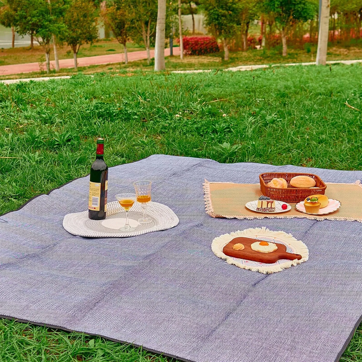 Grey Picnic Blanket with Strap, 60'' x 80'' Sandproof Beach Mat with Storage Bag, Waterproof Outdoor Blanket for Travel Camping Park Beach, Machine Washable (Grey)
